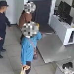 Hải quan bắt giữ người phụ nữ có dáng đi bất thường và bụng dưới phồng lên: Sự thật sốc không tưởng avatar1765178331600 1765178332049465500606 29 70 350 583 crop 17651829294721048636880png