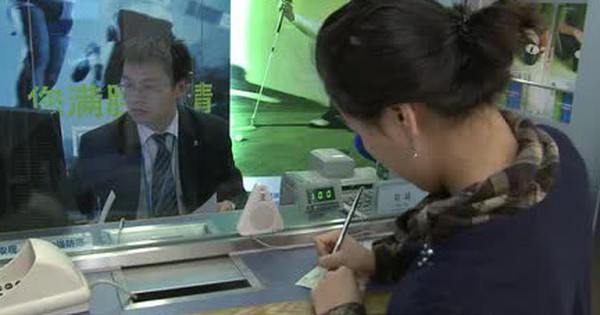 Khách đi rút gần 900 triệu nhưng bị từ chối và khóa tài khoản, nhân viên cho biết: “Dùng ngân hàng này thì phải theo điều kiện của chúng tôi…” avatar1765185046940 1765185047677664417008 0 44 270 476 crop 17651850605601358577482jpg