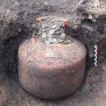 Phát hiện 3 chiếc bình chứa "kho báu" khổng lồ chôn dưới sàn nhà avatar1765185248391 17651852488621266682666jpg