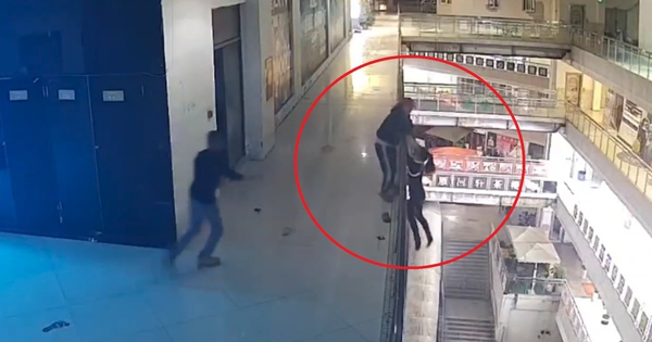 Người đàn ông cứu người phụ nữ nhảy lầu tự tử 2 lần liên tiếp avatar1765185405076 17651854055791565913627jpg