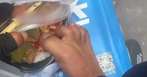 Shipper nhổ nước bọt, nhúng chân vào hộp đồ ăn giao cho khách avatar1765267231527 1765267232158433518947jpg