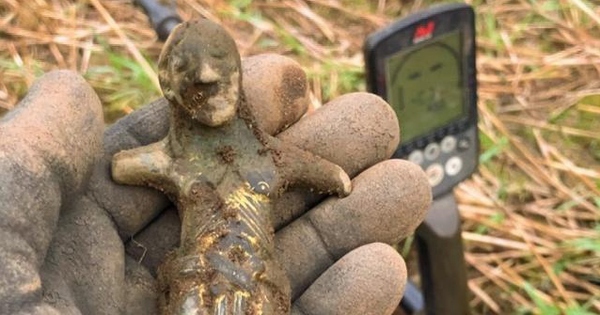 Dò kim loại, người đàn ông phát hiện "kho báu" trên cánh đồng avatar1765272589997 17652725907351557438239jpg