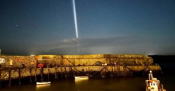 Vệt sáng lạ trên bầu trời Anh gây xôn xao avatar1765336710194 17653367106541358004010 0 67 315 571 crop 17653367280481928518056jpg