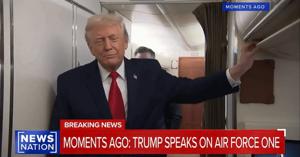 Ông Trump bị cửa nhà vệ sinh va vào người trên chuyên cơ Air Force One avatar1765345426851 17653454271972055836075gifpng