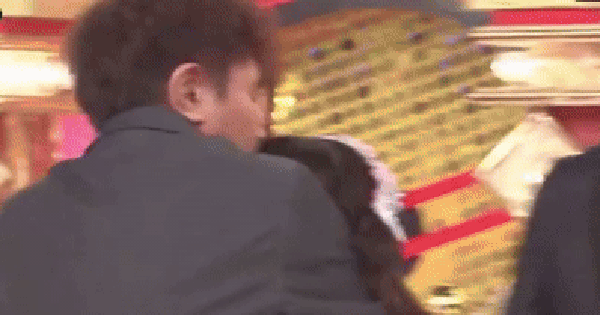 Danh hài quốc dân kẹp cổ lôi xềnh xệch nữ ca sĩ kém 31 tuổi trên truyền hình, thái độ thô lỗ này là sao đây? 27 Danh hài quốc dân kẹp cổ lôi xềnh xệch nữ ca sĩ kém 31 tuổi trên truyền hình, thái độ thô lỗ này là sao đây? avsn 17645151240131827332940 0 0 209 399 crop 17645151370651034462152gifpng