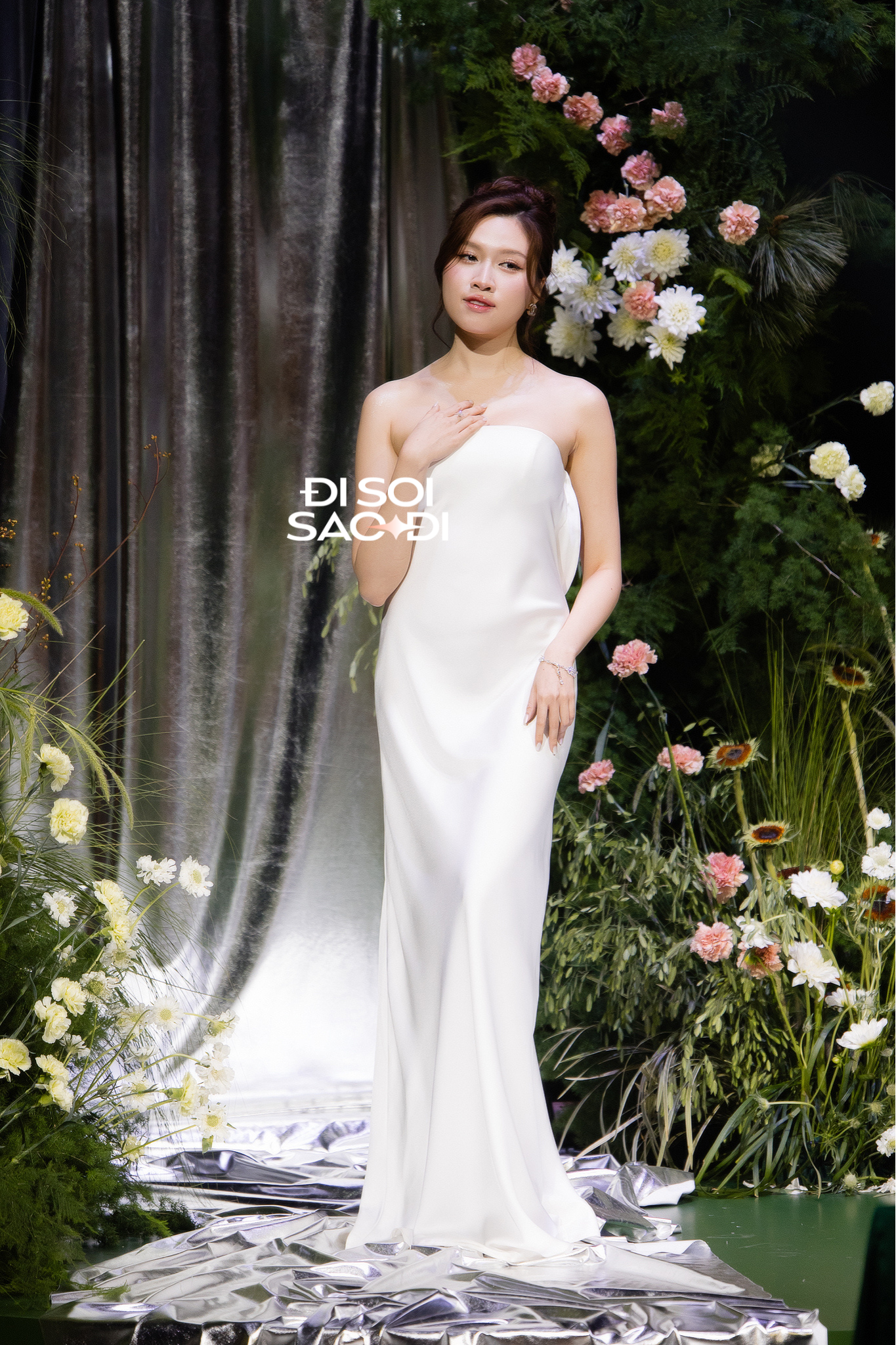 H'Hen Niê, Tiên Tiên và dàn sao Vbiz đổ bộ đám cưới đẹp như mơ của cặp đôi đồng giới hot Vbiz- Ảnh 9. H'Hen Niê, Tiên Tiên và dàn sao Vbiz đổ bộ đám cưới đẹp như mơ của cặp đôi đồng giới hot Vbiz- Ảnh 9.