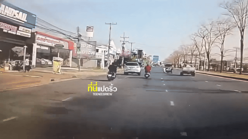 Đang đi trên đường, các tài xế hoảng hốt khi thấy