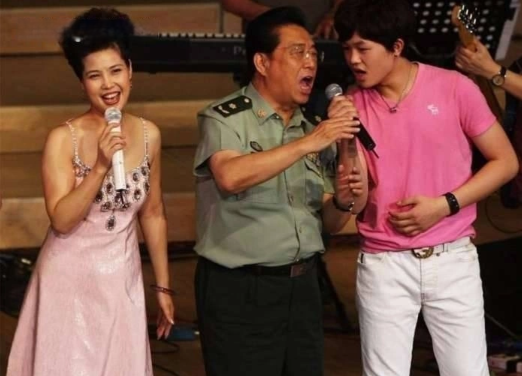 Quý tử sao Cbiz gây choáng vì đánh giáo viên, ở tù 10 năm vì tội tình dục- Ảnh 1. Quý tử sao Cbiz gây choáng vì đánh giáo viên, ở tù 10 năm vì tội tình dục- Ảnh 1.