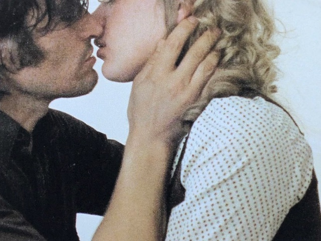 Bộ phim 18+ gây tranh cãi suốt 20 năm vì cảnh nóng thật của nữ chính và đạo diễn, 1 tên tuổi bị hủy hoại đáng tiếc- Ảnh 1.