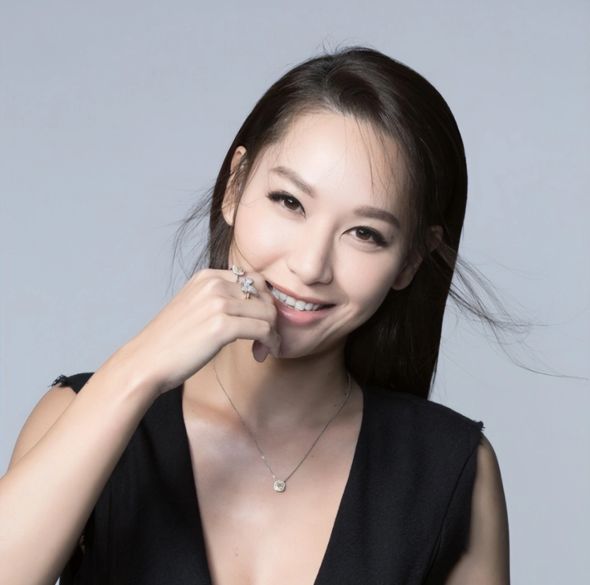 1 Hoa hậu đột ngột “bốc hơi” khỏi showbiz suốt 6 năm, đồng nghiệp phát hoảng tìm kiếm tới giờ vẫn không ra!- Ảnh 1.