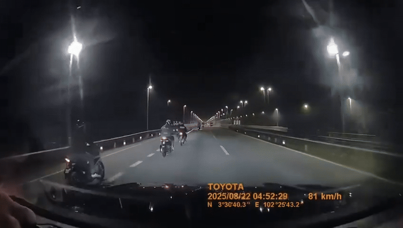 Đang đi trên cầu, xe máy bất ngờ bay lên không trung rồi rơi thẳng xuống trước đầu ô tô- Ảnh 1.