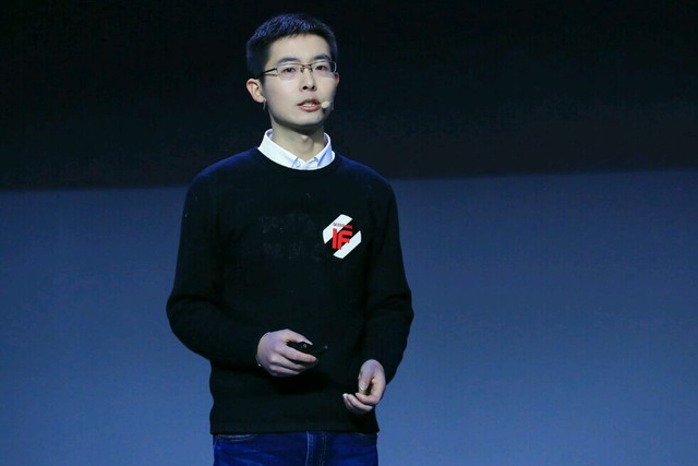 Nhân vật 9X này vai vế cỡ nào mà được ngồi giữa các