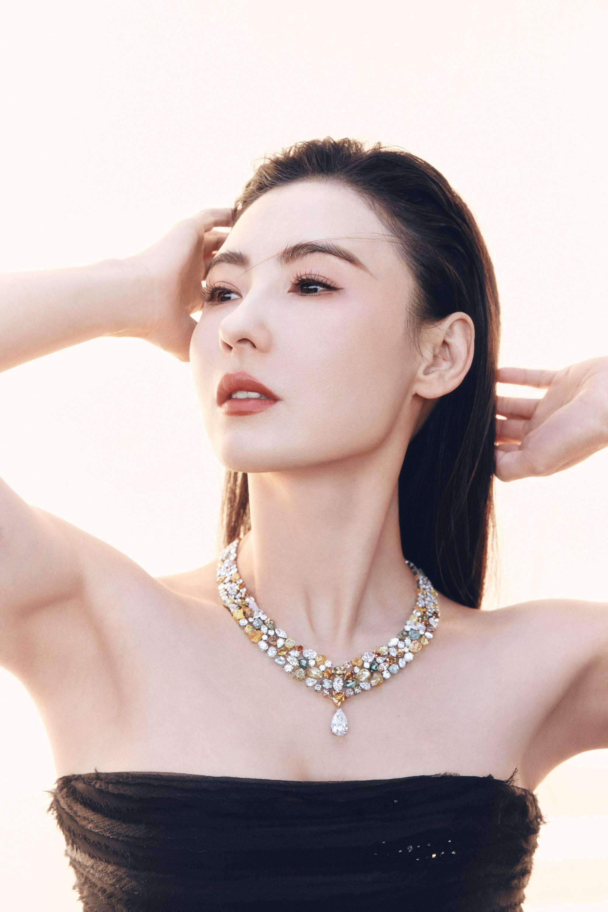 Huyền thoại phú bà showbiz: Đang đi đường gặp fan tặng luôn vòng kim cương 120 triệu!- Ảnh 3. Huyền thoại phú bà showbiz: Đang đi đường gặp fan tặng luôn vòng kim cương 120 triệu!- Ảnh 3.