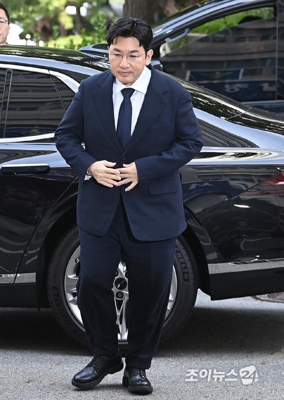 "Cha đẻ BTS" trình diện cảnh sát, thái độ ra sao khi đối mặt với án chung thân? b1dc014f34d41f 1757906420212235755225 1757909993996 1757909994271339885277