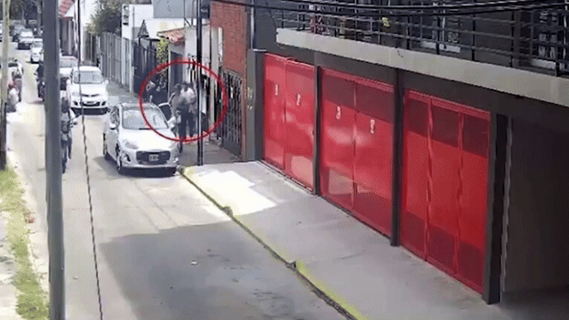 Giở trò cướp bóc trên phố, kẻ bất lương bất ngờ đụng phải đối thủ không vừa vào phút cuối- Ảnh 1. Giở trò cướp bóc trên phố, kẻ bất lương bất ngờ đụng phải đối thủ không vừa vào phút cuối- Ảnh 1.