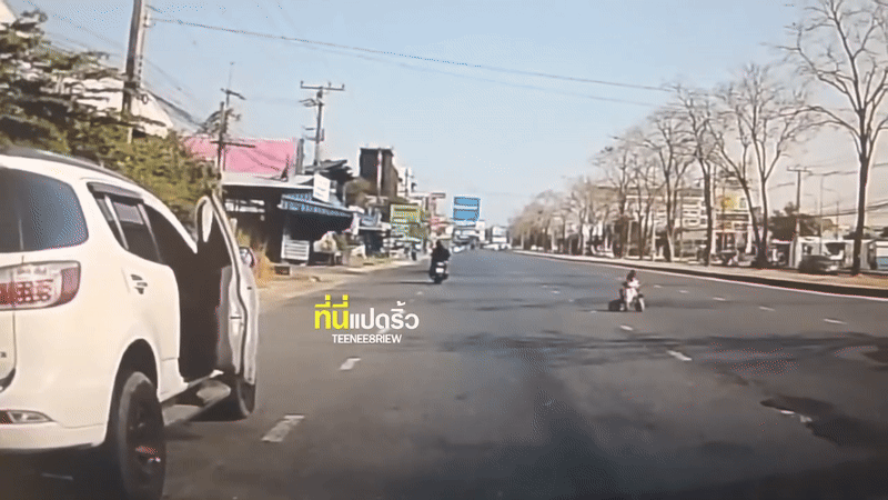 Đang đi trên đường, các tài xế hoảng hốt khi thấy