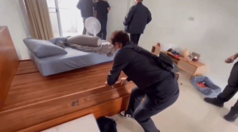 Kẻ trộm ninja sa lưới sau nhiều vụ trộm, cảnh tượng không thể nhịn cười- Ảnh 4. Kẻ trộm ninja sa lưới sau nhiều vụ trộm, cảnh tượng không thể nhịn cười- Ảnh 4.