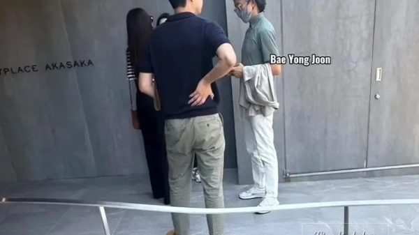 Bae Yong Joon ở tuổi 53 b2 1751855187 985 width645height562