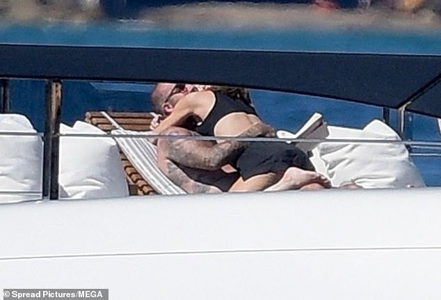 Cuộc tình vụng trộm của Beckham bị nhắc lại- Ảnh 4. Cuộc tình vụng trộm của Beckham bị nhắc lại- Ảnh 4.