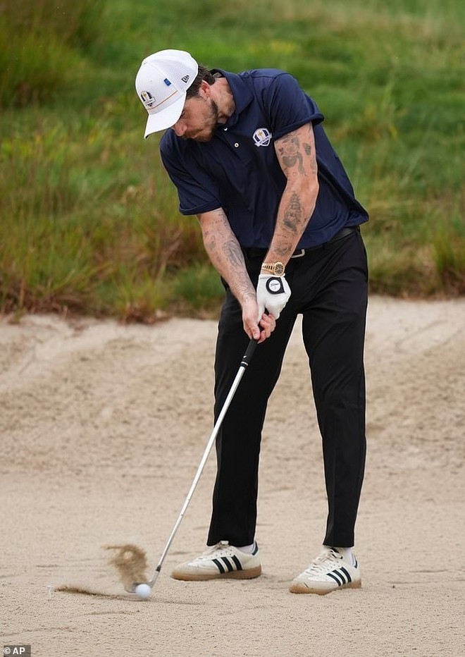 Khoảnh khắc bẽ bàng của Brooklyn Beckham- Ảnh 3. Khoảnh khắc bẽ bàng của Brooklyn Beckham- Ảnh 3.