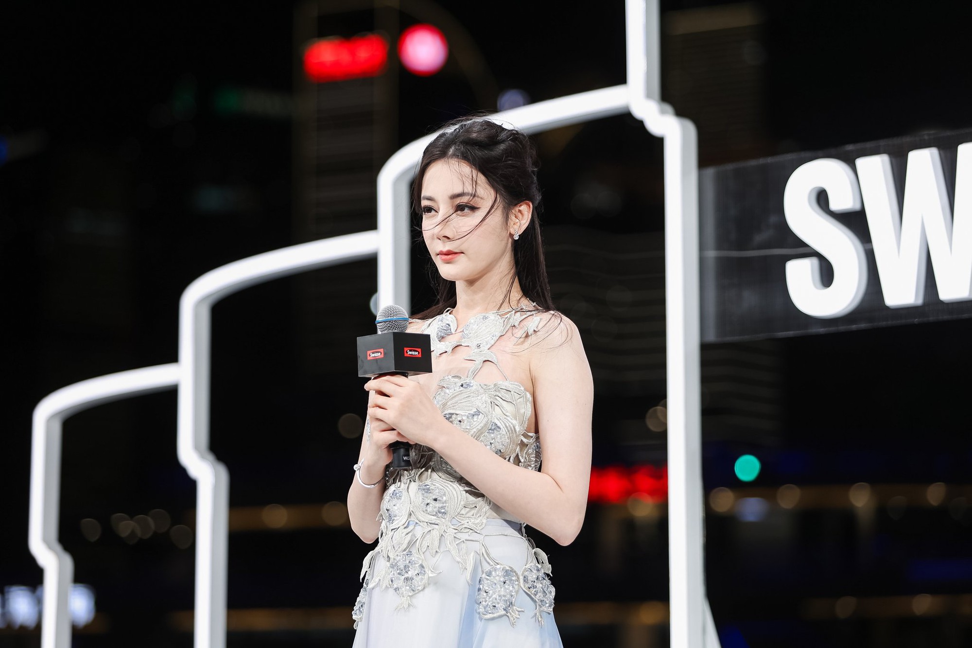 Ai đã khiến Địch Lệ Nhiệt Ba mặt mũi “biến dạng”, fan cũng không dám nhận?- Ảnh 5.