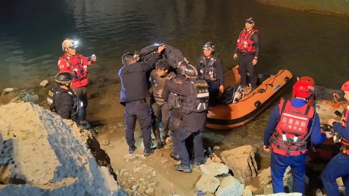 Thợ lặn sống sót sau 5 ngày mất tích trong hang động dưới nước, ăn cá cầm hơi- Ảnh 3.