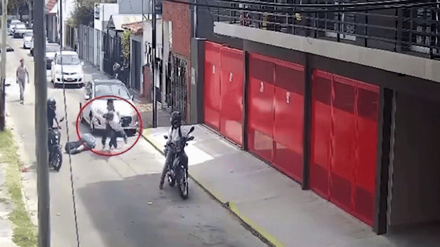 Giở trò cướp bóc trên phố, kẻ bất lương bất ngờ đụng phải đối thủ không vừa vào phút cuối- Ảnh 2. Giở trò cướp bóc trên phố, kẻ bất lương bất ngờ đụng phải đối thủ không vừa vào phút cuối- Ảnh 2.