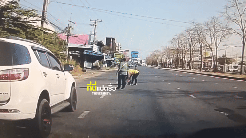 Đang đi trên đường, các tài xế hoảng hốt khi thấy