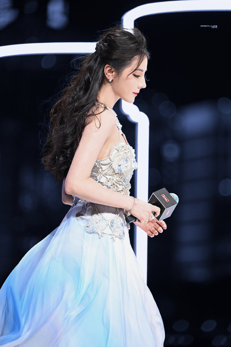 Ai đã khiến Địch Lệ Nhiệt Ba mặt mũi “biến dạng”, fan cũng không dám nhận?- Ảnh 3.