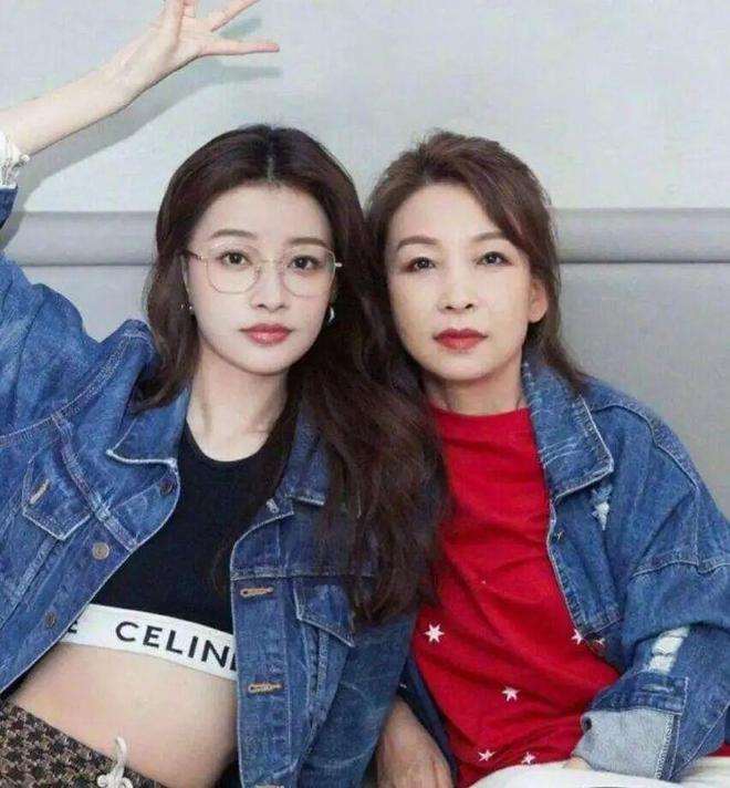 Trời sinh 1 cặp: Nữ diễn viên chê chồng “bám váy” phụ huynh nay bị lật tẩy là “công chúa mẹ nuôi”- Ảnh 4. Trời sinh 1 cặp: Nữ diễn viên chê chồng “bám váy” phụ huynh nay bị lật tẩy là “công chúa mẹ nuôi”- Ảnh 4.