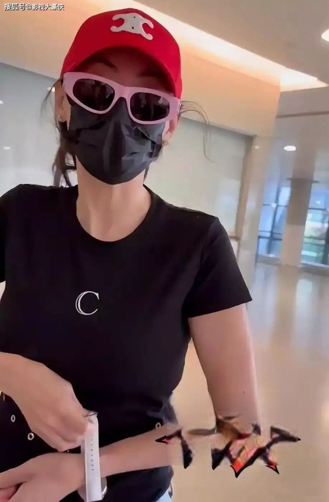 Huyền thoại phú bà showbiz: Đang đi đường gặp fan tặng luôn vòng kim cương 120 triệu!- Ảnh 2. Huyền thoại phú bà showbiz: Đang đi đường gặp fan tặng luôn vòng kim cương 120 triệu!- Ảnh 2.