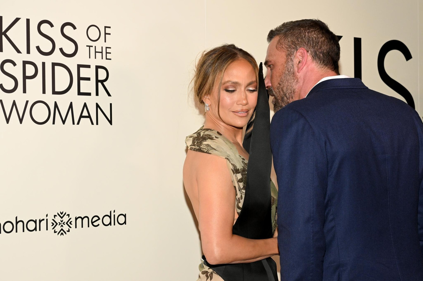 Jennifer Lopez tình tứ bên Ben Affleck- Ảnh 4.