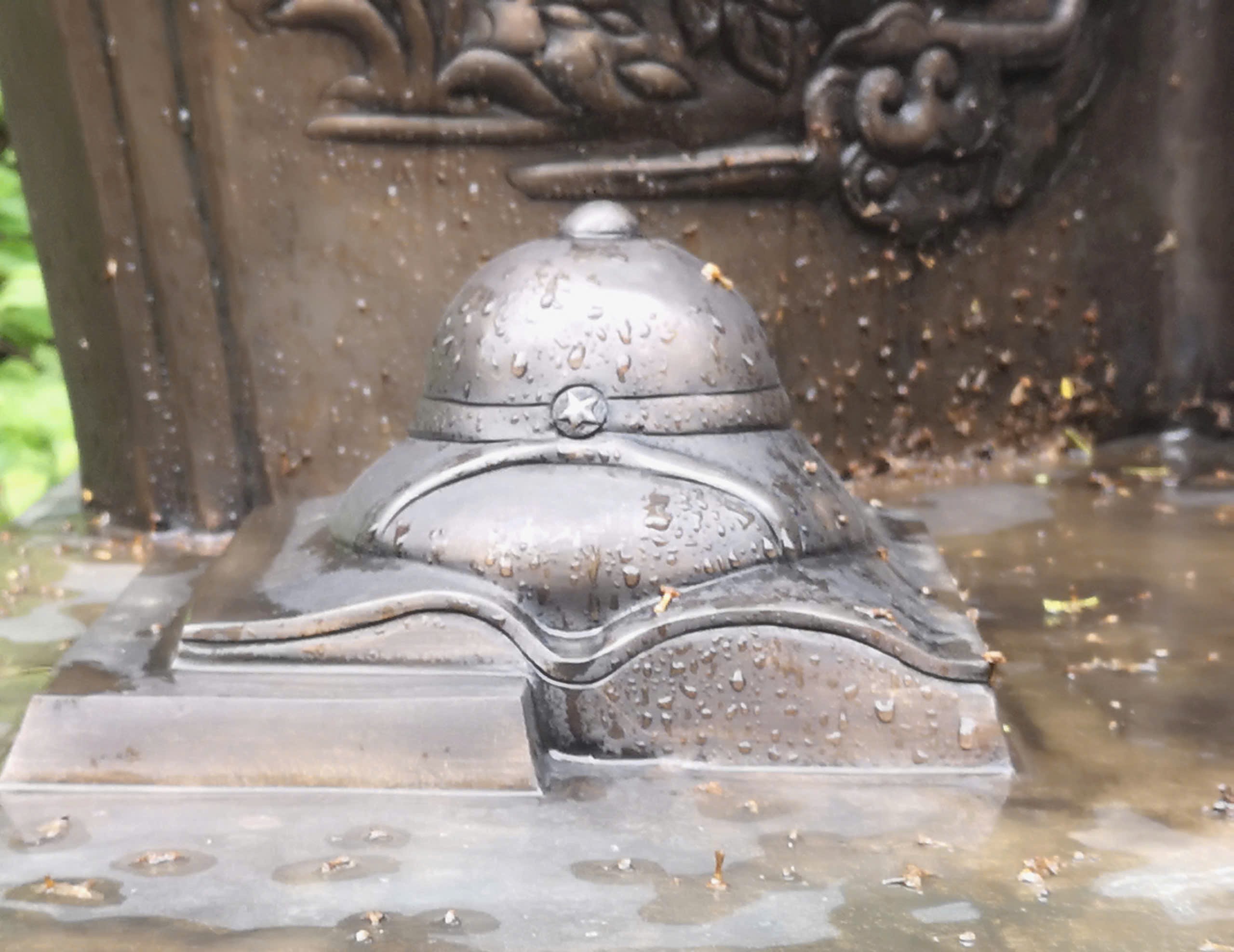 b52b073329dca582fccd-1763558275-754-width2560height1976-1 Trên đài có hình chiếc mũ cối đặt trên trang sách đang lật dở