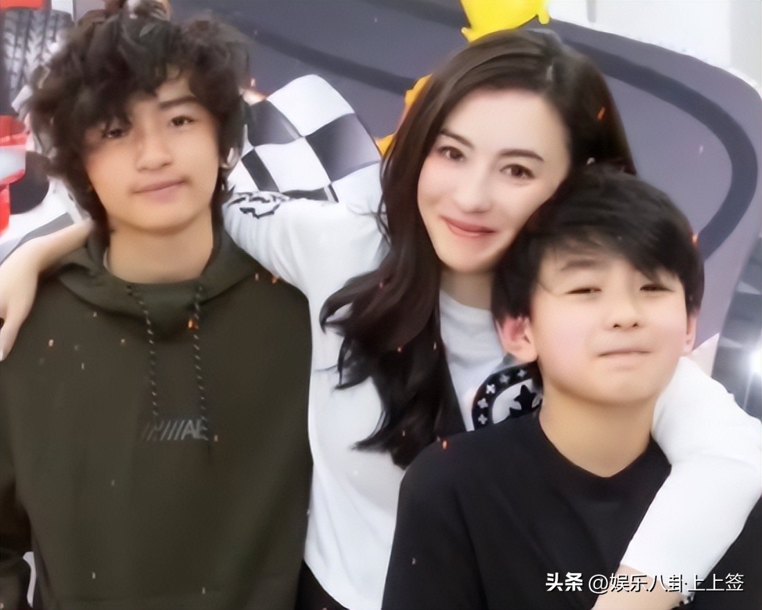 Huyền thoại phú bà showbiz: Đang đi đường gặp fan tặng luôn vòng kim cương 120 triệu!- Ảnh 4. Huyền thoại phú bà showbiz: Đang đi đường gặp fan tặng luôn vòng kim cương 120 triệu!- Ảnh 4.