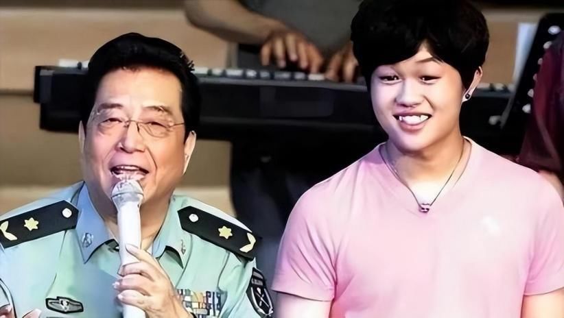 Quý tử sao Cbiz gây choáng vì đánh giáo viên, ở tù 10 năm vì tội tình dục- Ảnh 2. Quý tử sao Cbiz gây choáng vì đánh giáo viên, ở tù 10 năm vì tội tình dục- Ảnh 2.