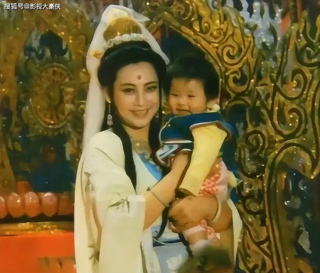 “Quan Âm Bồ Tát” được công chúng quỳ lạy, thờ cúng liên tục gặp chuyện lạ- Ảnh 4. “Quan Âm Bồ Tát” được công chúng quỳ lạy, thờ cúng liên tục gặp chuyện lạ- Ảnh 4.