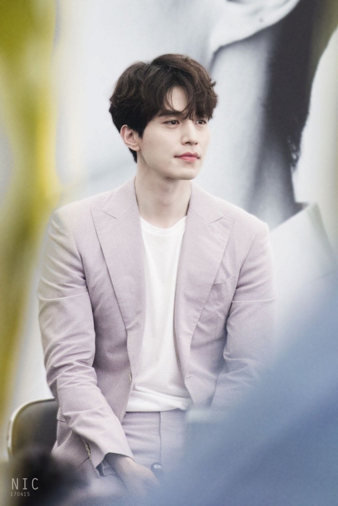 Ảnh Lee Dong Wook chăm con trai đầu lòng khiến MXH nổ tung- Ảnh 4. Ảnh Lee Dong Wook chăm con trai đầu lòng khiến MXH nổ tung- Ảnh 4.