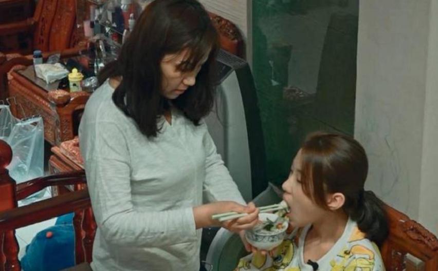 “Em bé khổng lồ” 16 tuổi vẫn được bảo mẫu bón cơm, cắt móng chân, tiêu vặt gần 200 triệu đồng/ngày hiện giờ ra sao?- Ảnh 3.