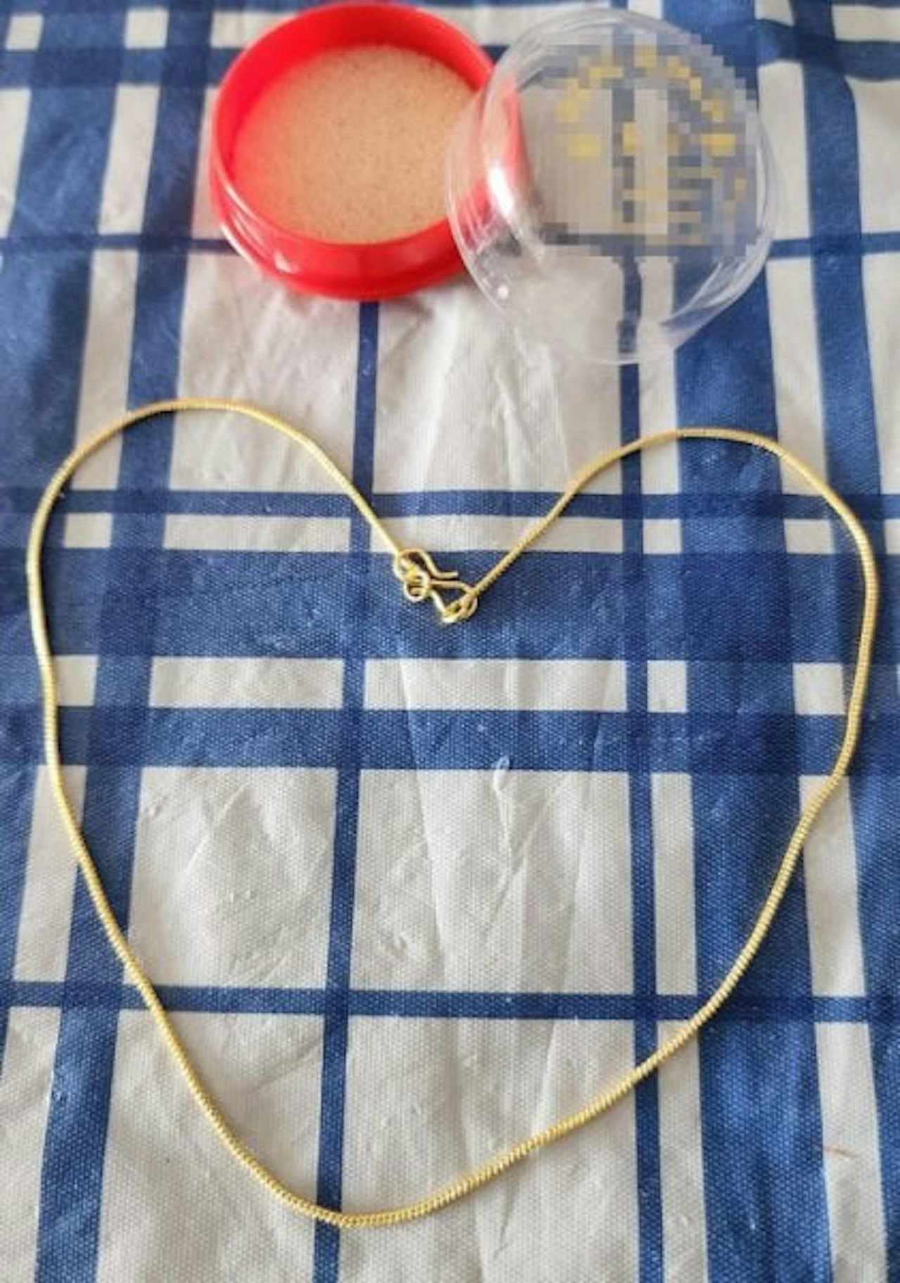 Người phụ nữ giữ dây chuyền vàng cưới 17 năm, khi định bán mới biết đồ giả - 2