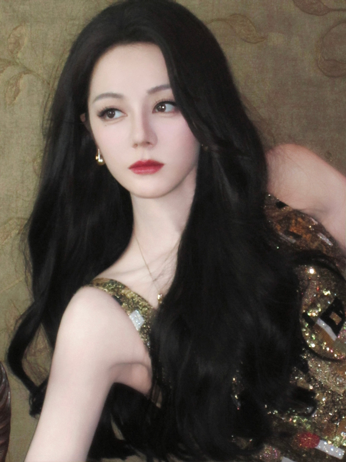 Địch Lệ Nhiệt Ba vừa trở lại đã lao đao- Ảnh 2. Địch Lệ Nhiệt Ba vừa trở lại đã lao đao- Ảnh 2.