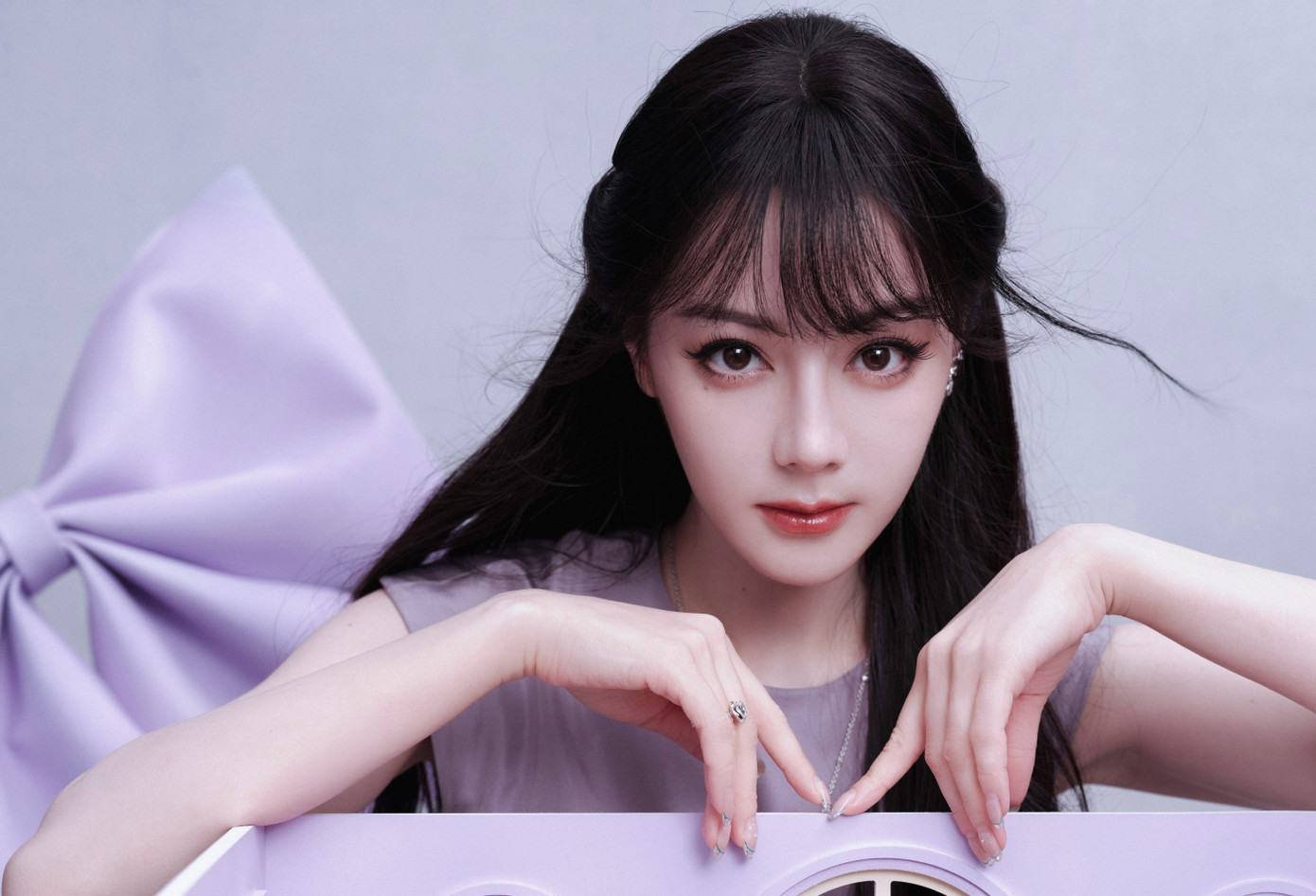 Địch Lệ Nhiệt Ba vừa trở lại đã lao đao- Ảnh 3. Địch Lệ Nhiệt Ba vừa trở lại đã lao đao- Ảnh 3.