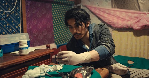 Phim Trung Quốc nhận điểm cao ngất vì hay chấn động, nam chính người Việt gây sốt nhờ visual "tuyệt đối điện ảnh" bac si3 1742309152592 1742309152698476495410 84 0 608 1000 crop 17423092389561765087447jpg