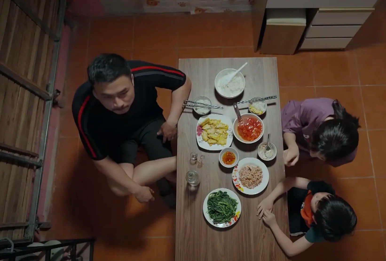 bac4-1749798053-614-width1642height1108 Bắc không vui khi con trai liên tục nhắc về mẹ.