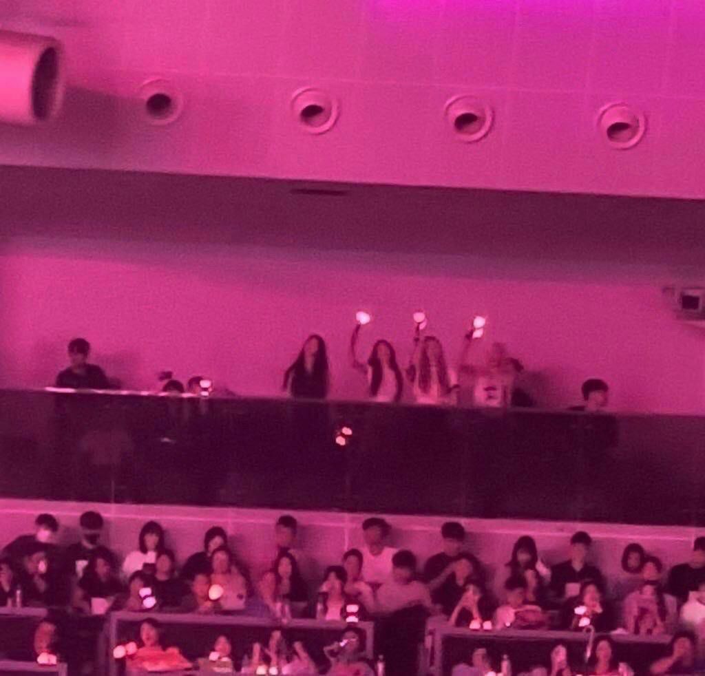 Dàn sao hot thi nhau đi concert BLACKPINK: Lee Min Ho siêu giản dị, dàn gái xinh NewJeans - BABYMONSTER gây sốt- Ảnh 4.