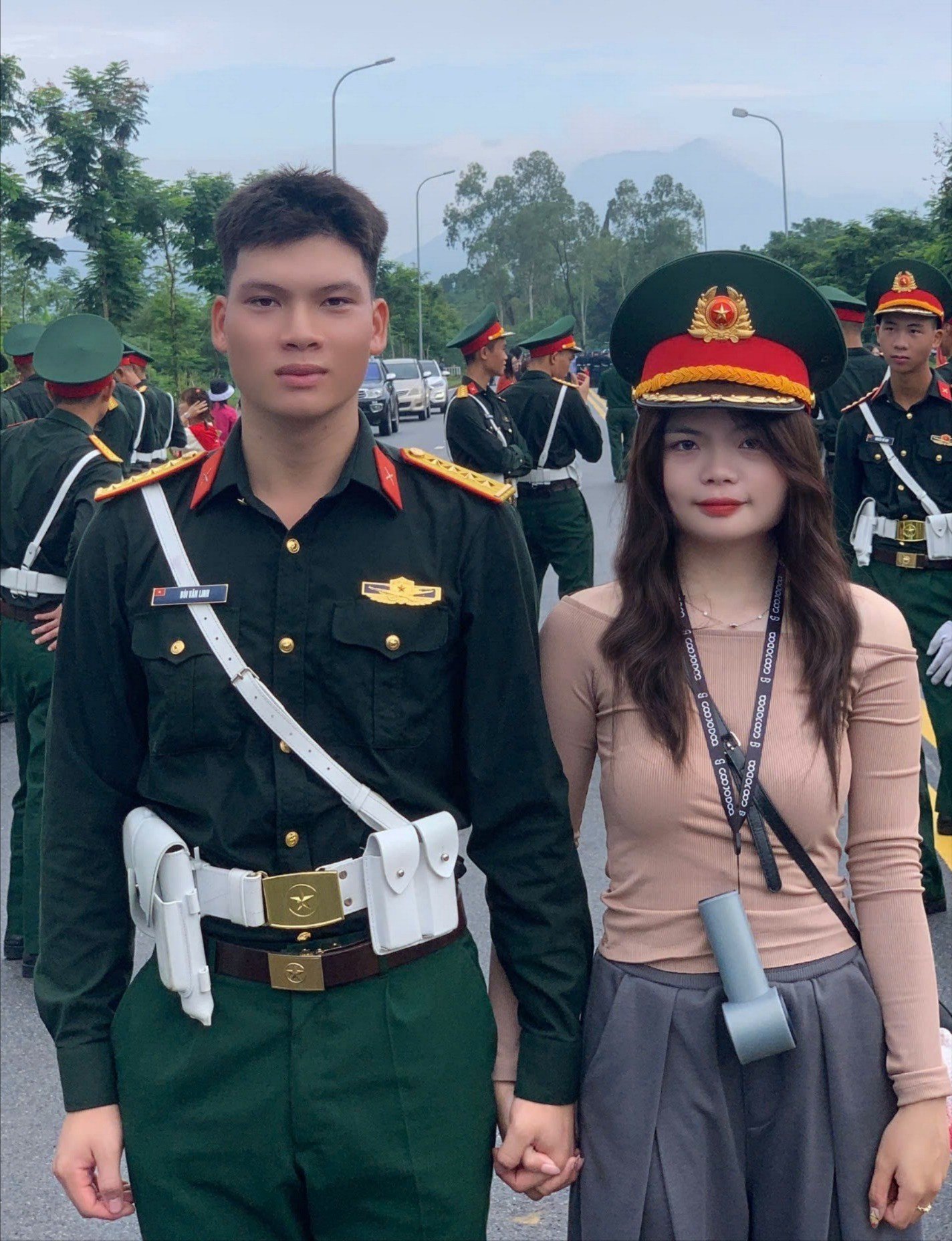 Quỳnh và Linh yêu nhau 4 tháng, gặp nhau 2 lần vào A50 (trái) và A80. Ảnh: NVCC.