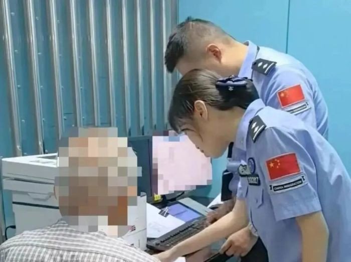 Cụ ông làm việc với cơ quan chức năng về sai phạm. Ảnh: Sohu