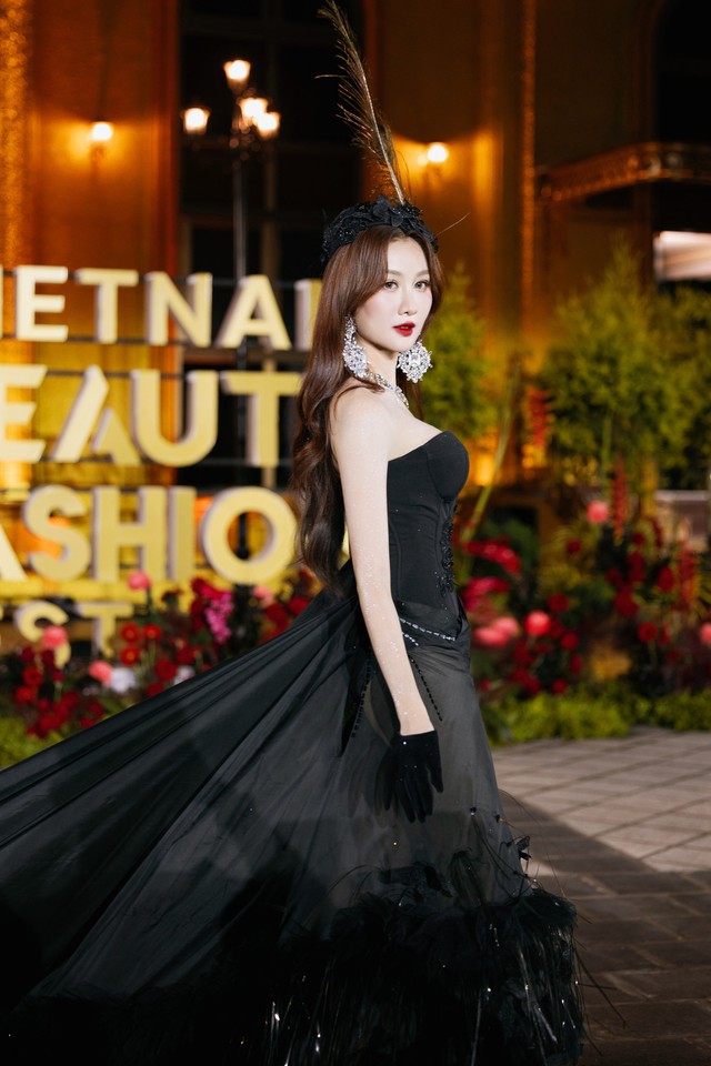 Tiểu Vy sáng tổng duyệt A80 ở Hà Nội, tối diễn show tại TPHCM- Ảnh 9. Tiểu Vy sáng tổng duyệt A80 ở Hà Nội, tối diễn show tại TPHCM- Ảnh 9.