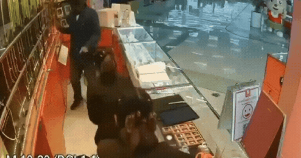 Người đàn ông bước vào tiệm vàng 1 phút, hơn 5 tỷ tiền vàng biến mất: Diễn biến khiến cảnh sát cũng ngơ ngác ban sao cua ban sao cua gia toc giau nhat the gioi 13 1738641455147843650574gifpng