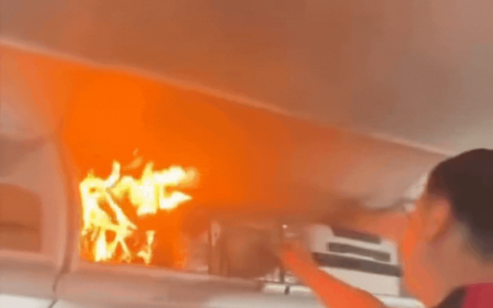 "Bom hẹn giờ" trong hành lý xách tay: Pin sạc của hành khách phát nổ dữ dội, máy bay phải hạ cánh khẩn cấp ban sao cua ban sao cua gia toc giau nhat the gioi 17 1760807764225 17608077646271034645492