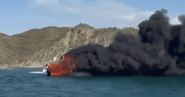 Video kinh hoàng: Tàu du lịch bốc cháy dữ dội, 92 người la hét hoảng loạn nhảy xuống biển ban sao cua ban sao cua gia toc giau nhat the gioi 35 17412332838441510924331 0 0 624 998 crop 17412333203381122271789gifpng